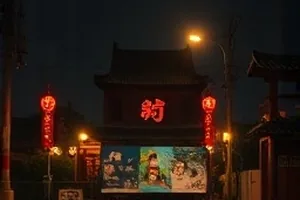 长夜列车剧集中深夜车厢灯光与乘客剪影
